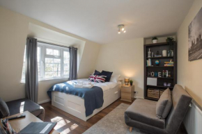 Pass the Keys Comfy flat by Oval Cricket Club